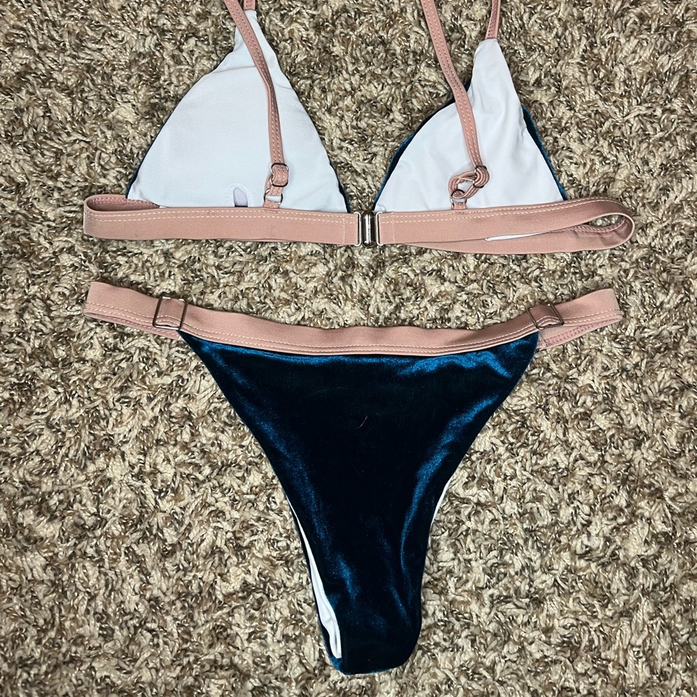 Bikini - Picture 2 of 4